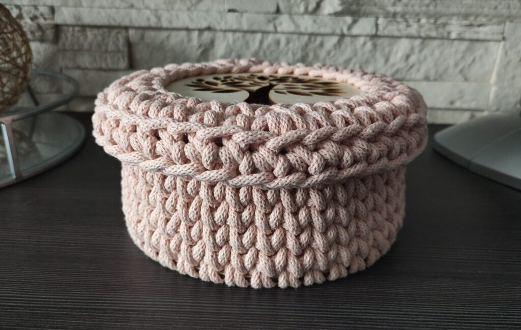 Przykładowy koszyk z pokrywka wykonany ze sznurka bawełnianego oraz sklejki na dole o średnicy 17cm, pokrywka o średnicy 15cm