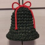 Ciemno zielony dzwonek ze srebrną nitką i czerwoną kokardą - ozdoba świąteczna