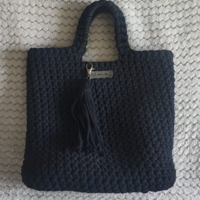 Zdjęcie czarnej torebki do ręki